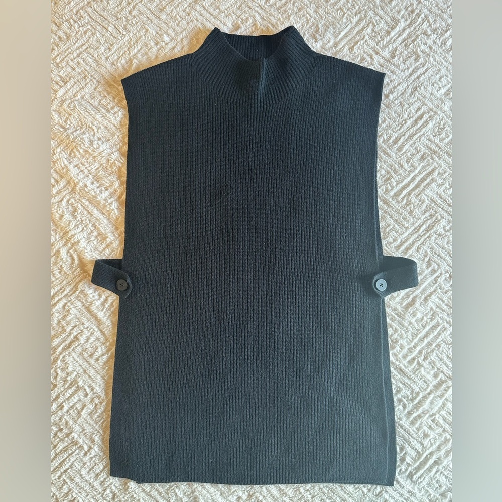Women’s Banana Republic Black Sleeveless Sweater size M/L